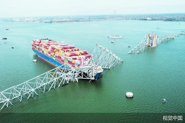 美国一大桥意外坍塌 重要港口关闭